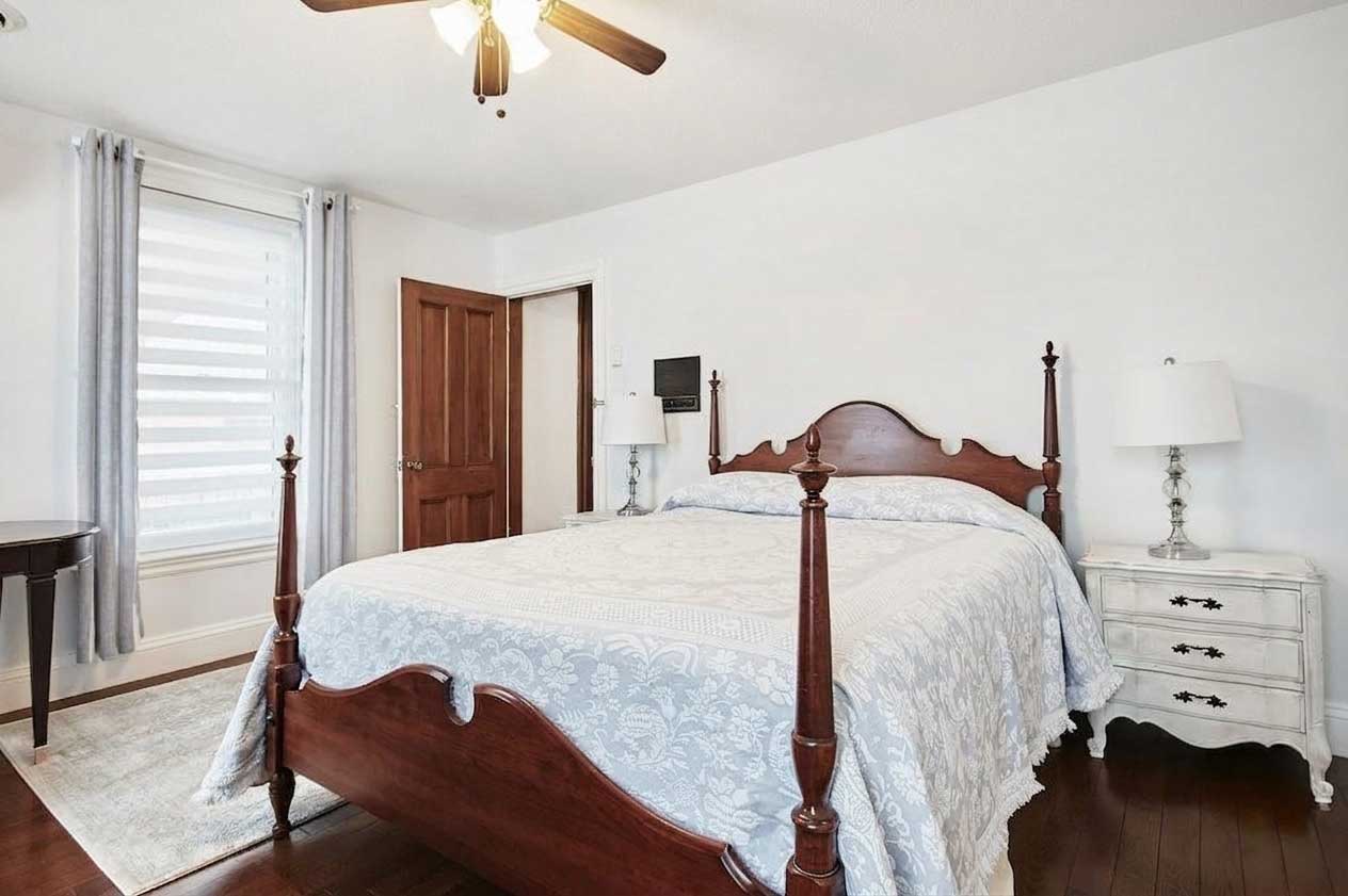 Historic Balcony room - four-poster Queen bed with park views