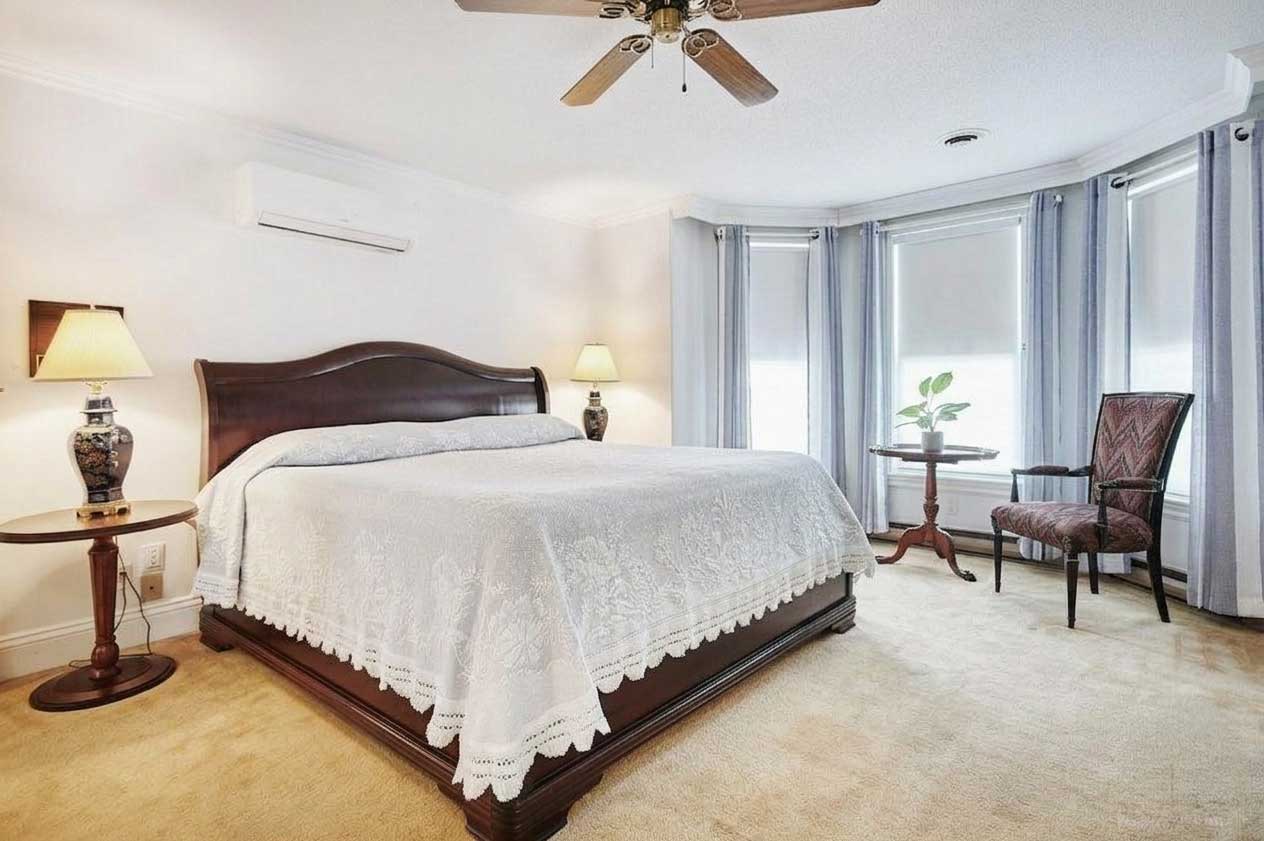 Historic King room - king sleigh bed with bay windows